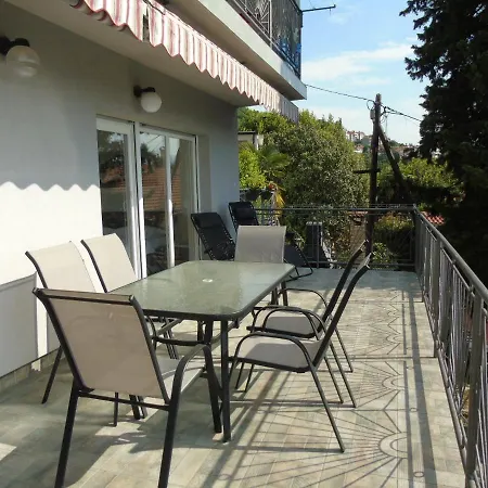 Ella, Apartamento
